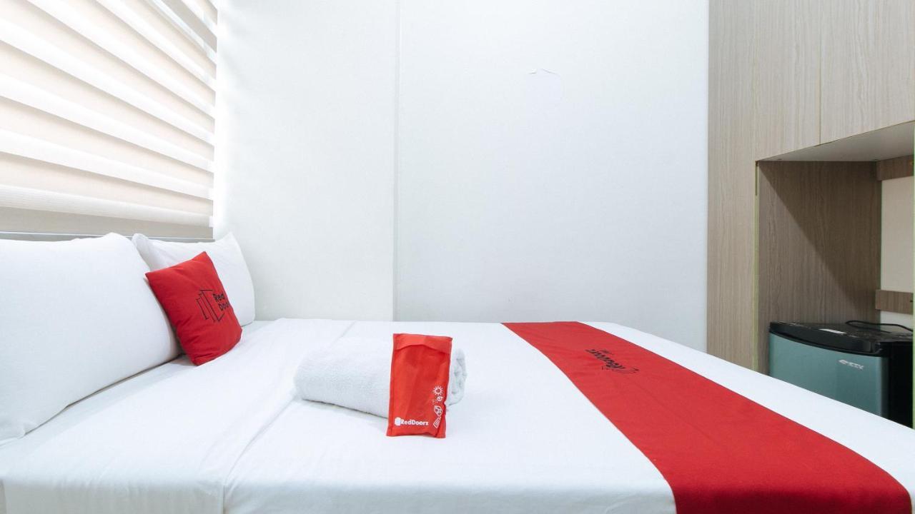 Reddoorz Plus @ Urban Deca Tower Edsa 2 マンダルヨン・シティ エクステリア 写真